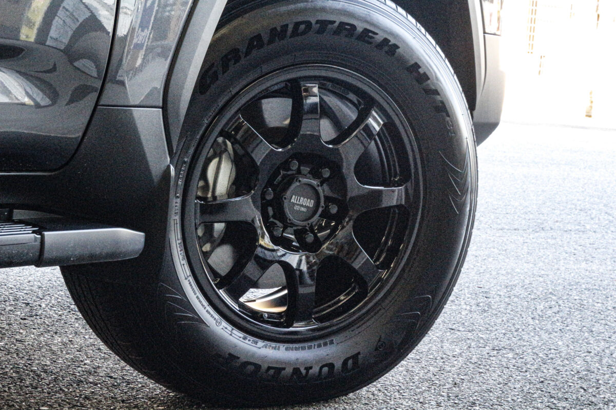 力強い8本スポークとグロスブラックカラーが特徴的なENKEI オールロードPDT1(18インチ)のホイールクローズアップ