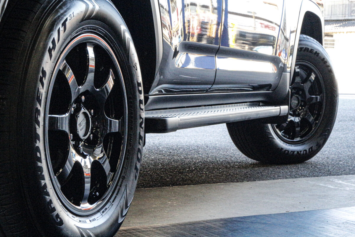 ランクル300の純正タイヤ(ダンロップ グラントレック)にENKEI オールロードPDT1を組み合わせた、一体感のある足元のクローズアップ