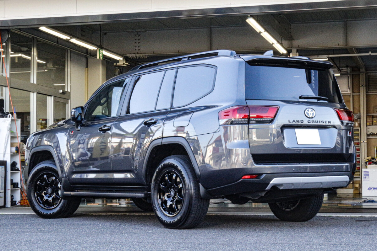 ENKEI オールロードPDT1装着により、どっしりとした踏ん張り感と迫力が出たランドクルーザー300のリアビュー