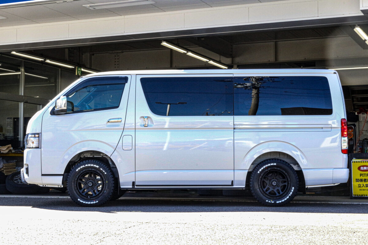DELTAFORCE OVERLANDER(16インチ)とジオランダーA/T4を装着し、オフロードテイストに進化を遂げたトヨタ ハイエースのサイドビュー。