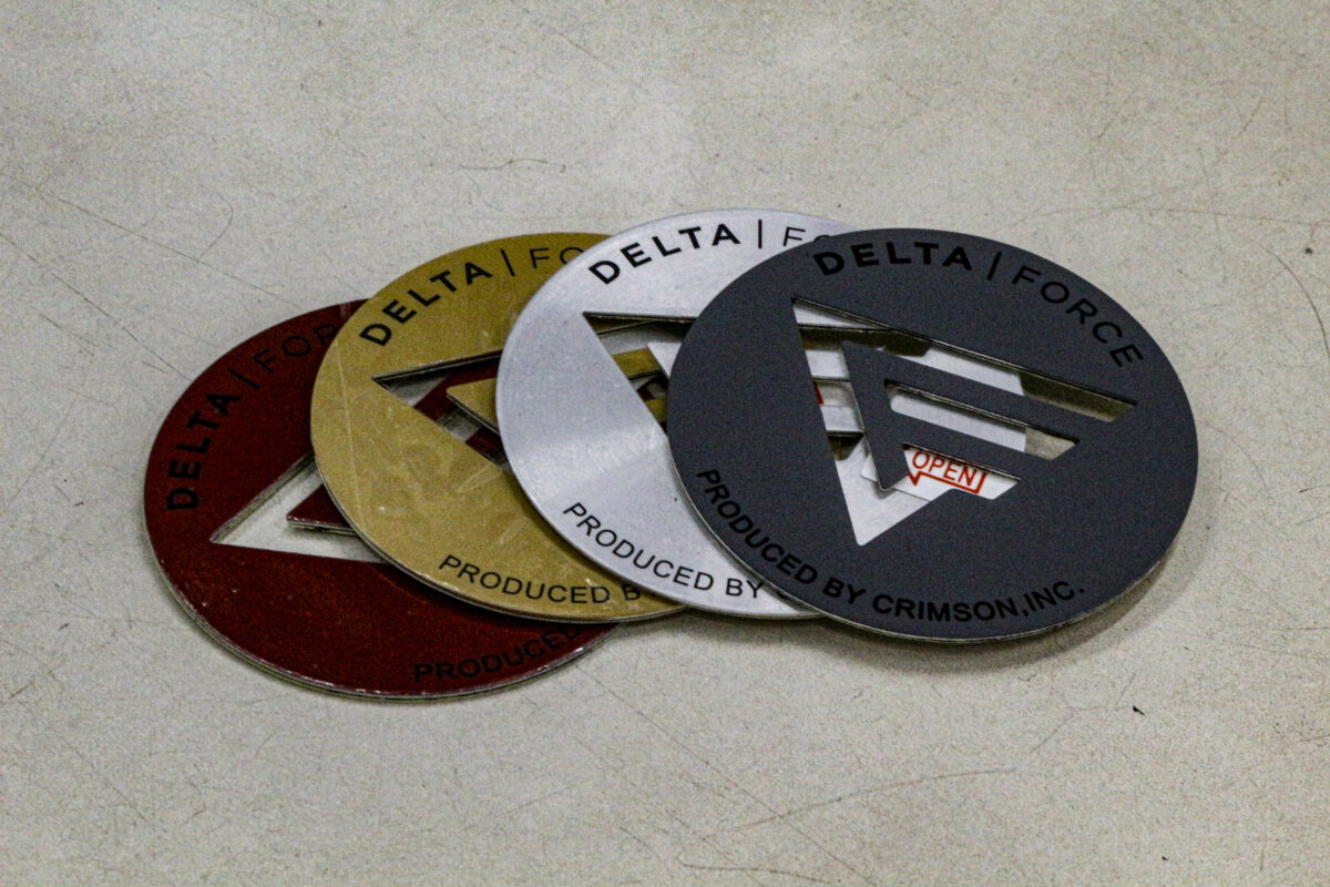 DELTAFORCE OVERLANDERのセンターキャップオーナメントのクローズアップ。4色の付属シールの中からハイエースのボディにマッチするマットグレーを選択した状態。