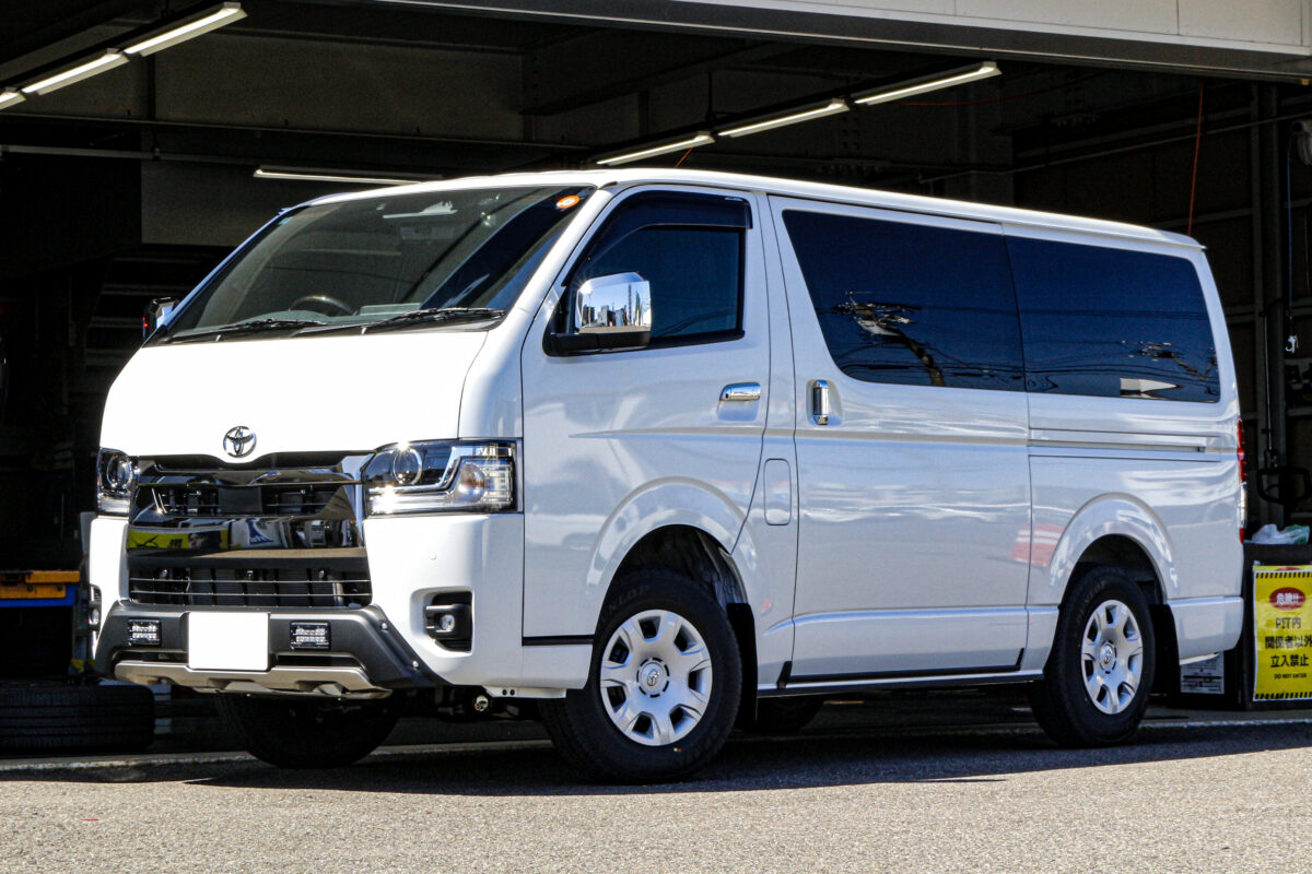 純正ホイールを装着したカスタム前のトヨタ ハイエースのフロントビュー。タイヤが内側に収まっているノーマルの出ヅラ。