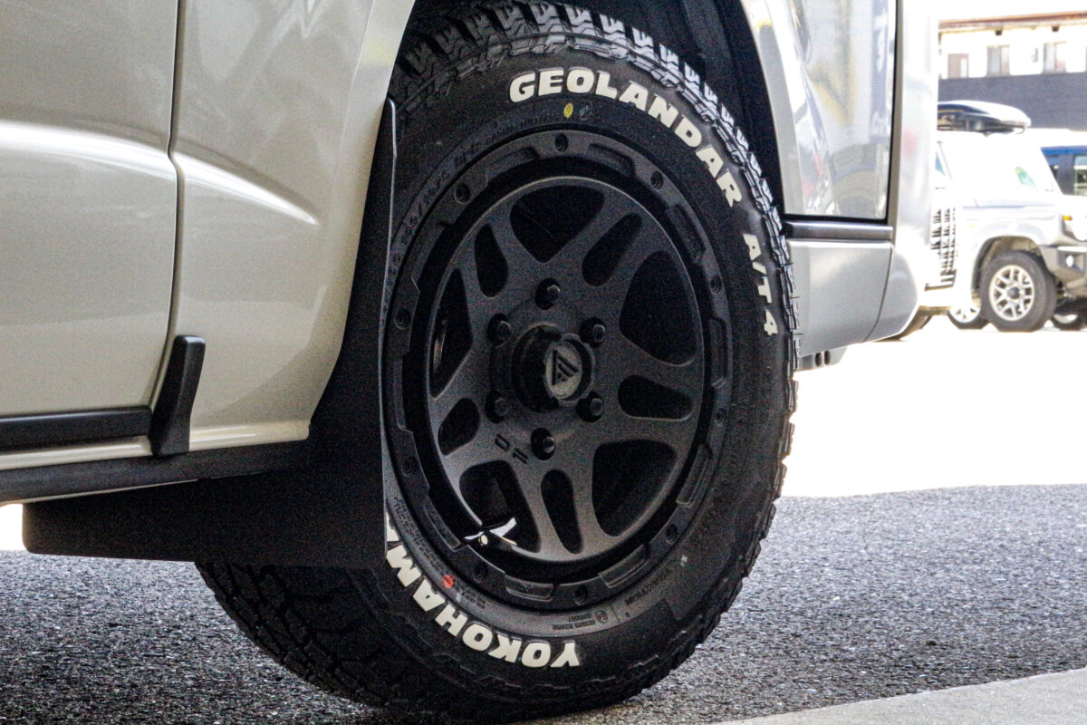 トヨタ ハイエースに装着するDELTAFORCE OVERLANDERのホイールクローズアップ。力強いマットブラックのツイン5本スポークデザインが特徴。