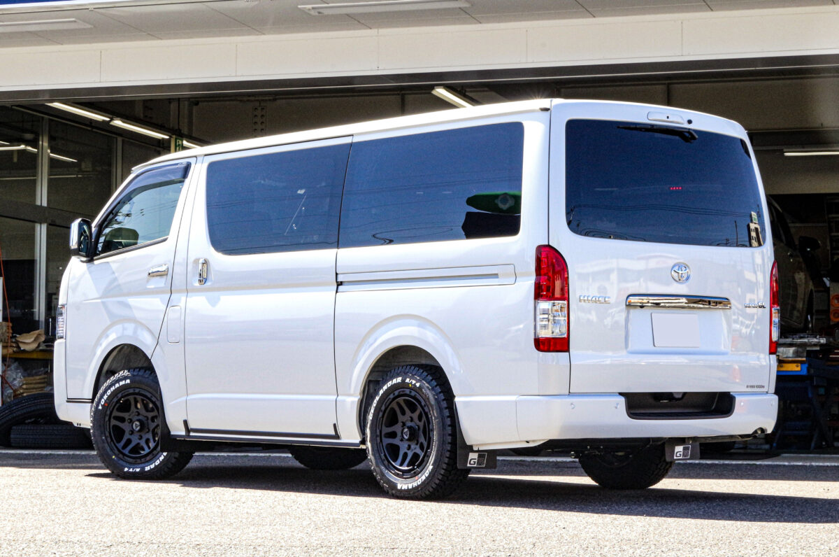 オフロード仕様のDELTAFORCE OVERLANDERとゴツゴツとしたタイヤを装着し、タフな後ろ姿が完成したトヨタ ハイエースのリアビュー。