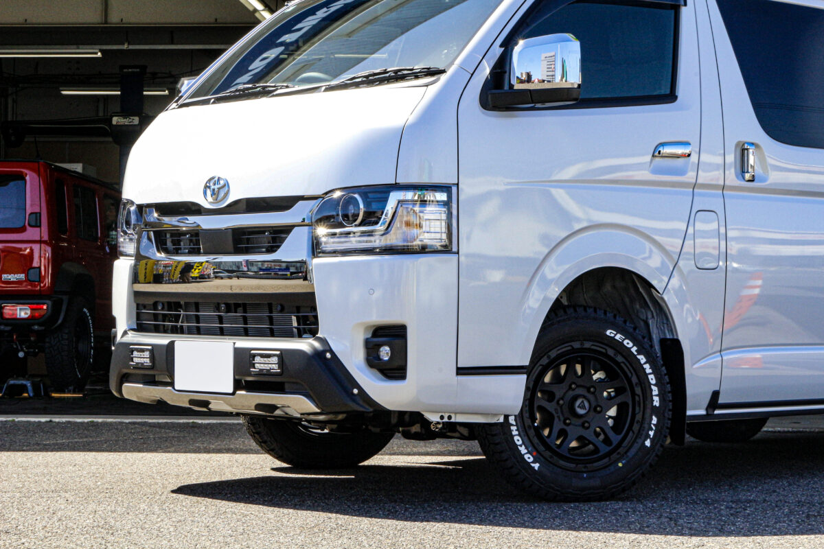 カスタム施工後のトヨタ ハイエースのフロントフェイスのクローズアップ。オフロード仕様へと進化したフロントビュー。