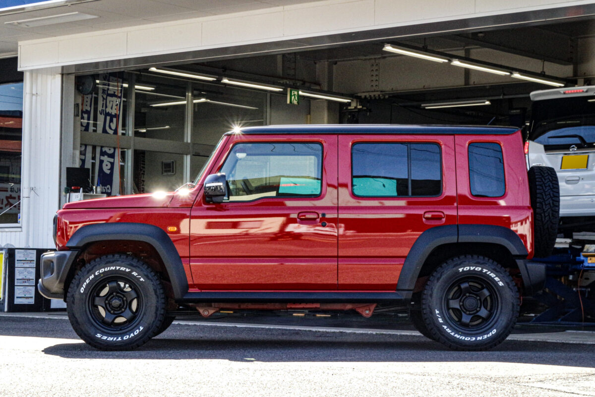 WORK MEISTER S1 1P SUV(16インチ)とホワイトレタータイヤを装着し、タフな印象に進化したスズキ ジムニーノマド(JC74W)のサイドビュー。