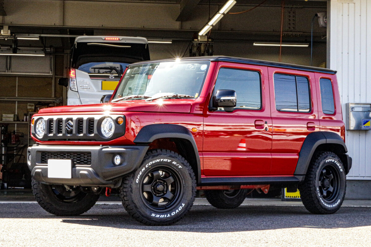 WORK MEISTER S1 1P SUVを装着し、ドッシリとした踏ん張り感のある出ヅラになったスズキ ジムニーノマド(JC74W)のフロントビュー。