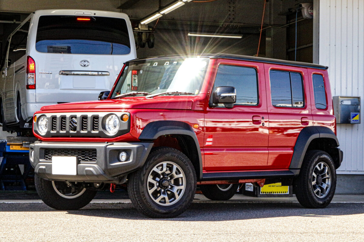 純正ホイールを装着したカスタム前のスズキ ジムニーノマド(JC74W)のフロントビュー。