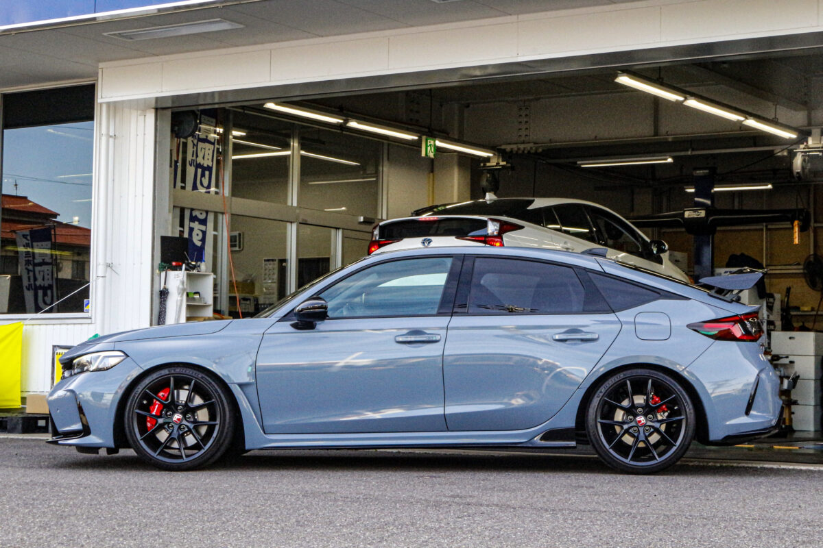 純正ホイールを装着したカスタム前のホンダ シビックタイプR(FL5)のサイドビュー。