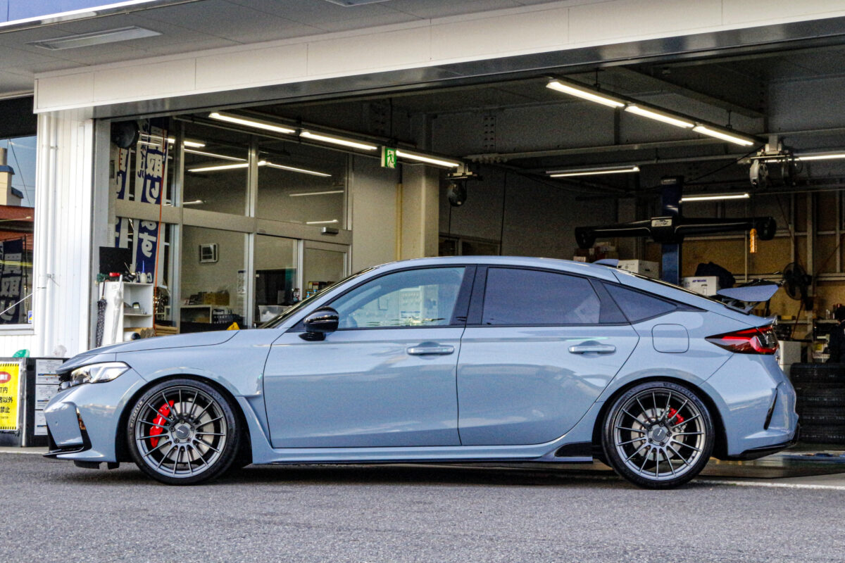 ENKEI RS05RR(19インチ)を装着し、スポーティに仕上がったホンダ シビックタイプR(FL5)のサイドビュー。