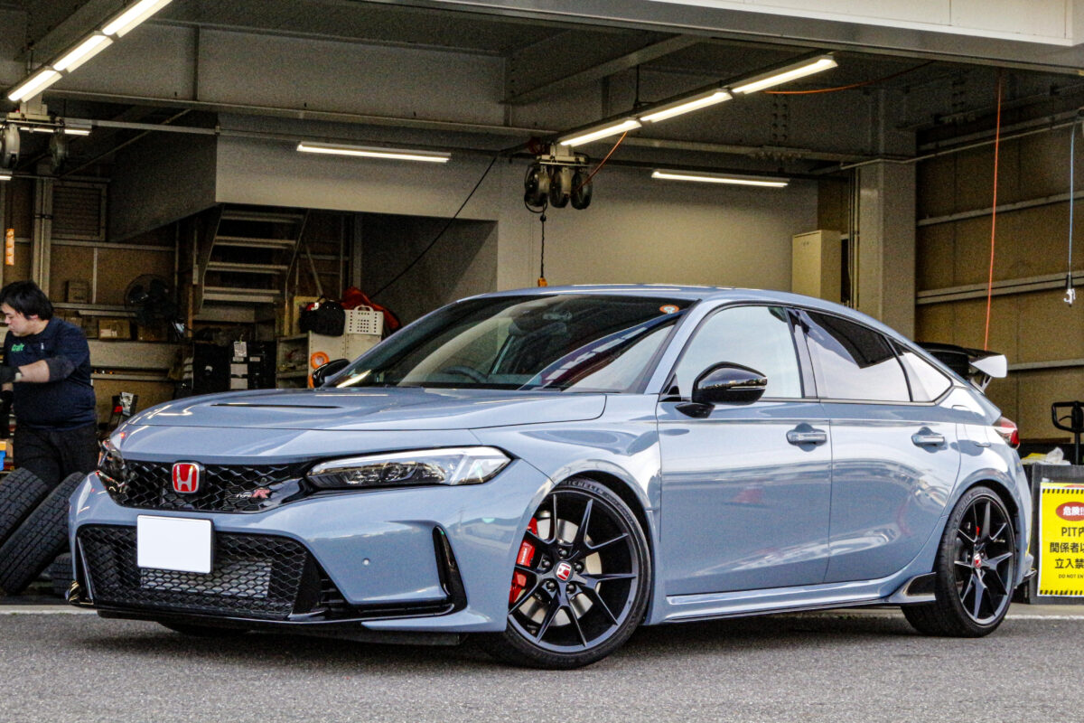純正ホイールを装着したカスタム前のホンダ シビックタイプR(FL5)のフロントビュー。