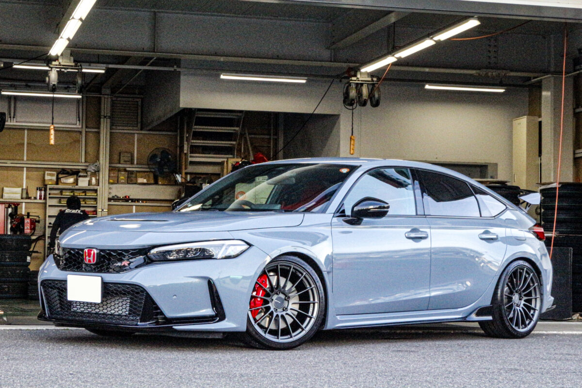 ENKEI RS05RRを装着し、フェンダーギリギリのツライチ仕様に仕上げられたホンダ シビックタイプR(FL5)のフロントビュー。
