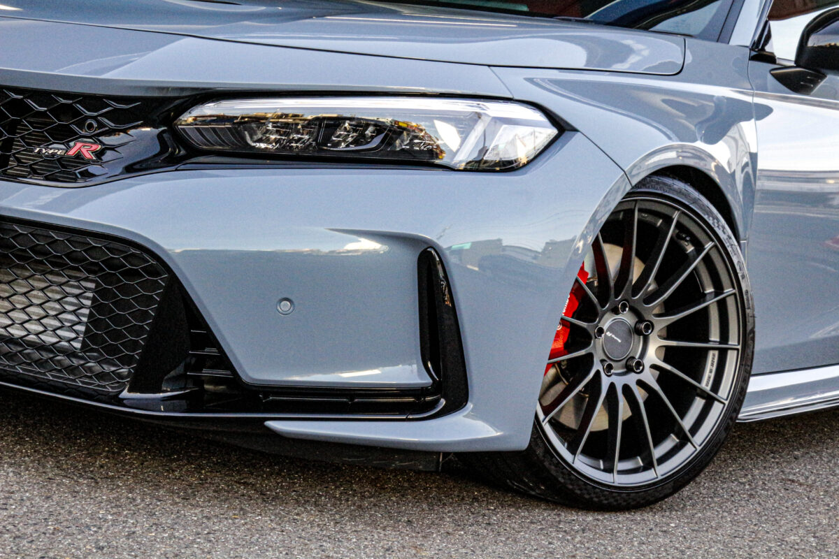 ENKEI RS05RRを装着したホンダ シビックタイプR(FL5)の左フロントクローズアップ。マットダークガンメタリックとツライチ仕様が際立つアングル。