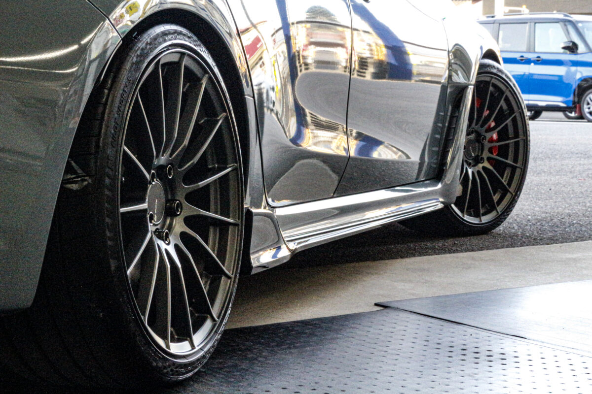 ホンダ シビックタイプR(FL5)に装着されたENKEI RS05RRのホイールクローズアップ。中心に向かって鋭く落ち込む深いコンケイブフェイスを強調した構図。