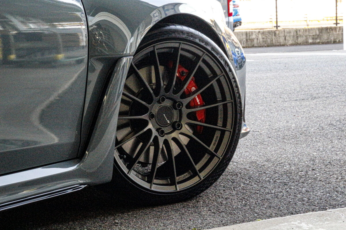 ホンダ シビックタイプR(FL5)に装着するENKEI RS05RRのホイールクローズアップ。マットダークガンメタリックのシャープな多系交差スポークが特徴。