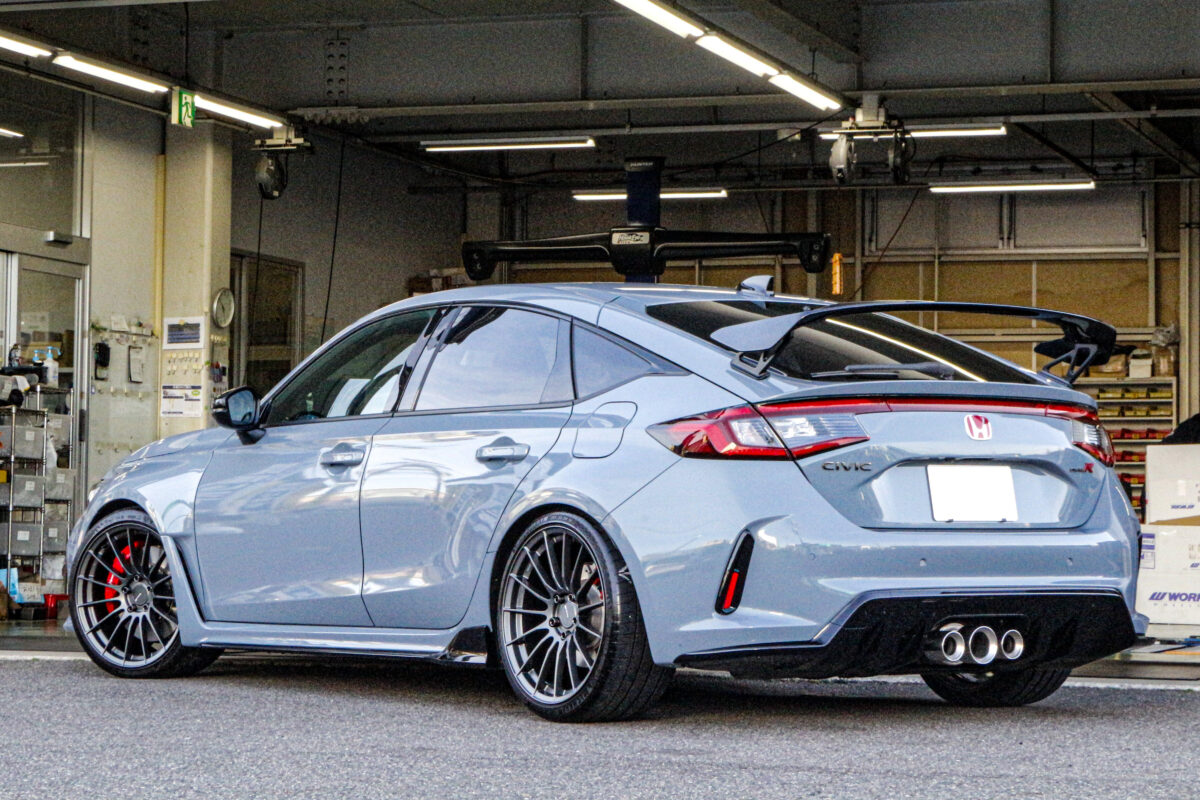 ENKEI RS05RRを装着し、ワイド&ローなシルエットが強調されたホンダ シビックタイプR(FL5)のリアビュー。