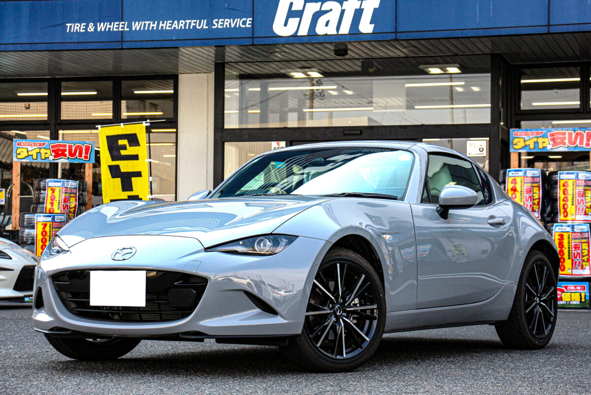 純正ホイールを装着したカスタム前のマツダ NDロードスターのフロントビュー。