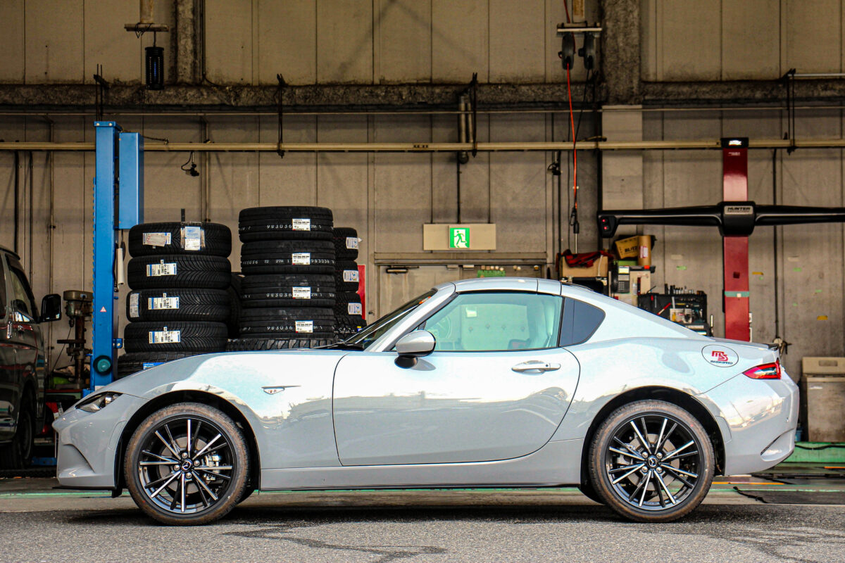 純正ホイールを装着したカスタム前のマツダ NDロードスターのサイドビュー。