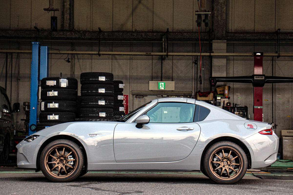 RAYS VOLKRACING CE28N-plusを装着し、スポーティなヴィジュアルに進化したマツダ NDロードスターのサイドビュー。