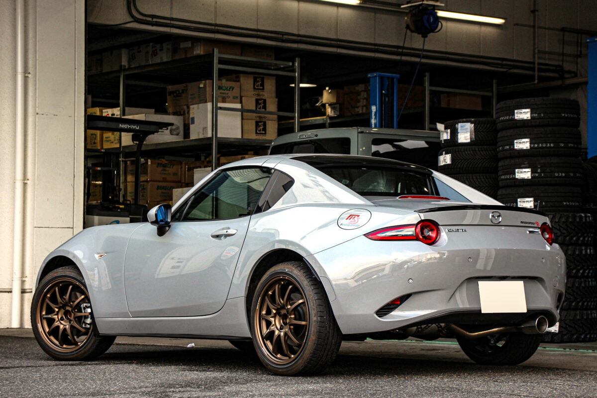 RAYS VOLKRACING CE28N-plusとポテンザS001を装着し、スポーティで速そうな印象を与えるマツダ NDロードスターのリアビュー。
