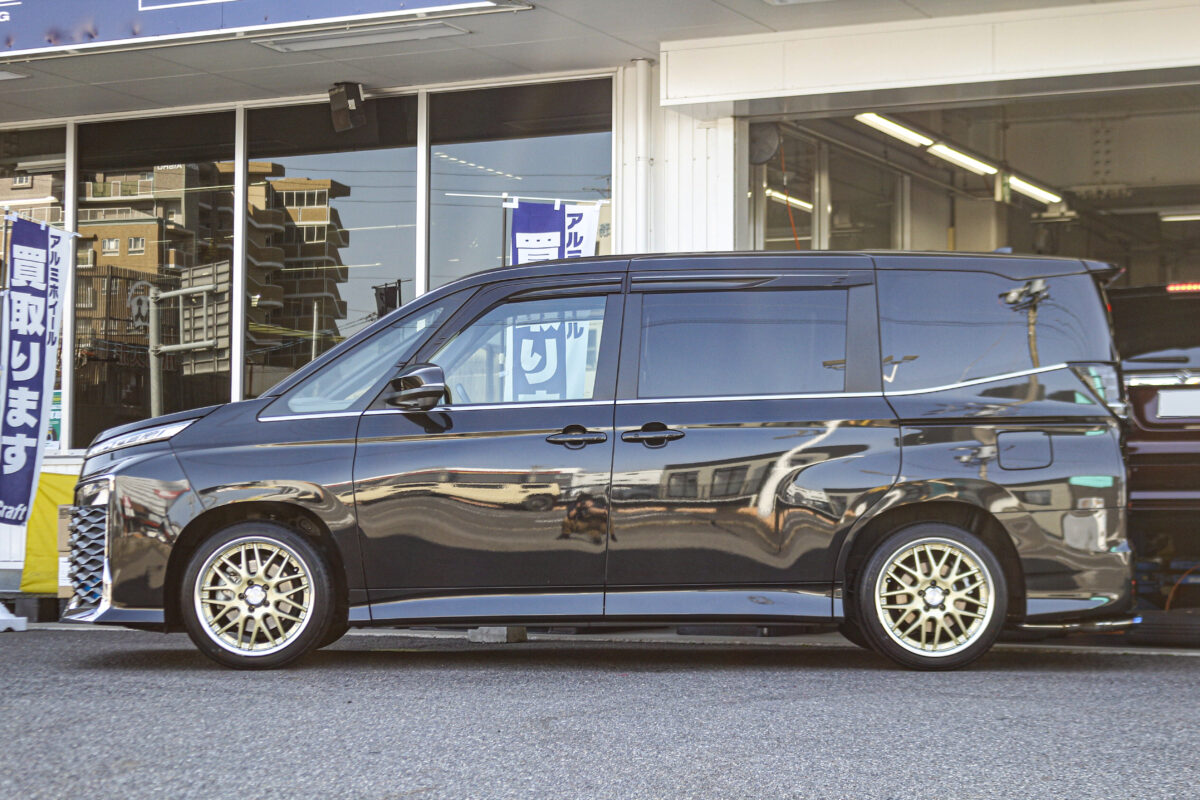 WORK LANVEC LM1(18インチ)のゴールドカラーを装着し、足元が華やかに進化したトヨタ 90系ヴォクシーのサイドビュー。