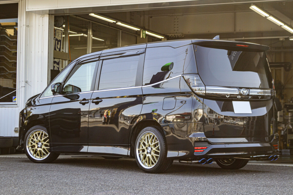 WORK LANVEC LM1を装着し、ツライチ仕様による踏ん張り感が強調されたトヨタ 90系ヴォクシーのリアビュー。