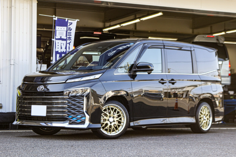 WORK LANVEC LM1を装着し、フェンダーと見事に揃ったツライチ仕様のトヨタ 90系ヴォクシーのフロントビュー。