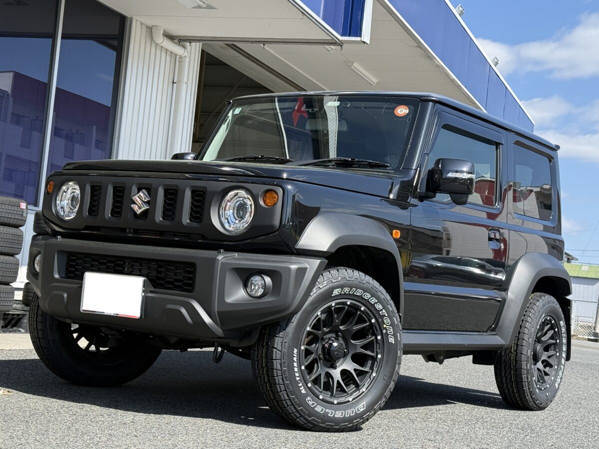 黒いSUV オフロードタイヤ付き 16インチ ② トヨタ ランドクルーザー 