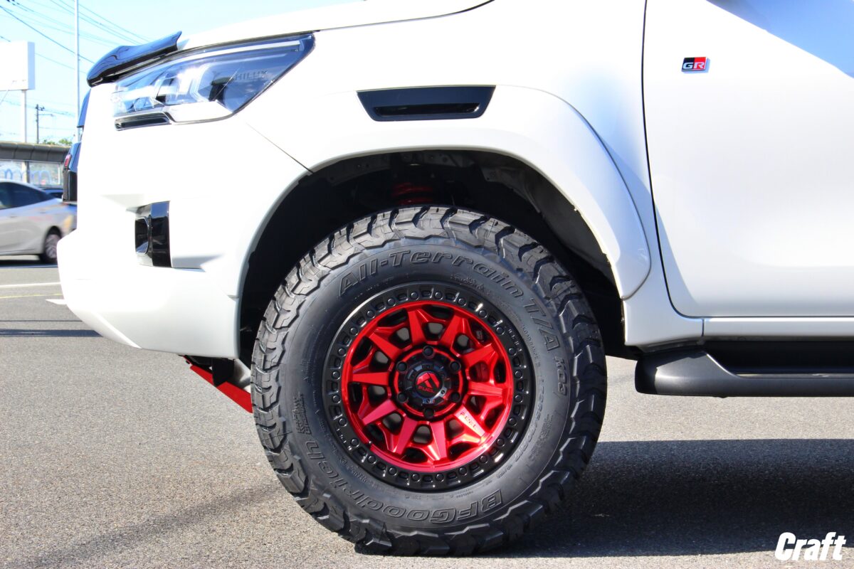 黒×赤」で貫くUSカスタム！ハイラックスGRスポーツ × FUEL OFFROAD