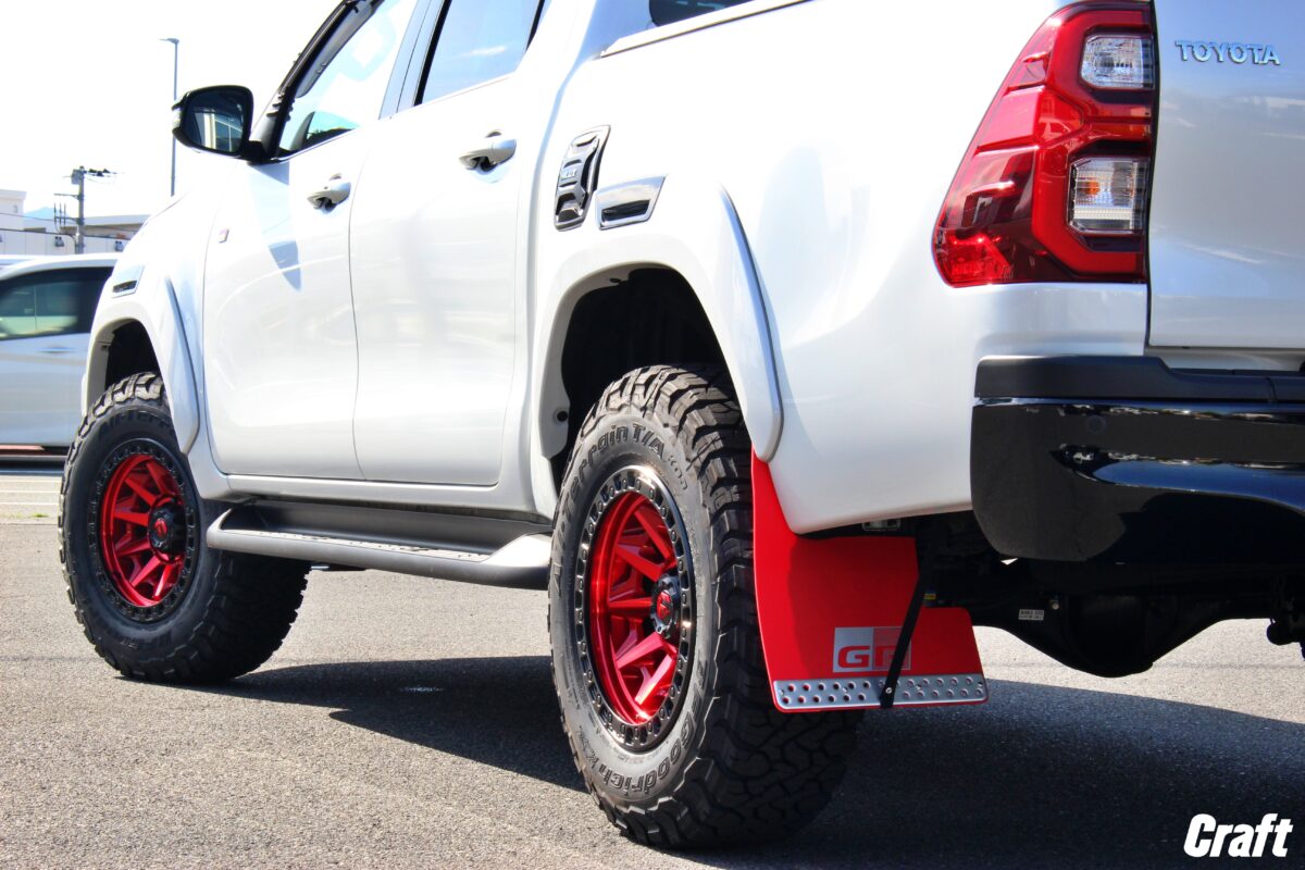 黒×赤」で貫くUSカスタム！ハイラックスGRスポーツ × FUEL OFFROAD
