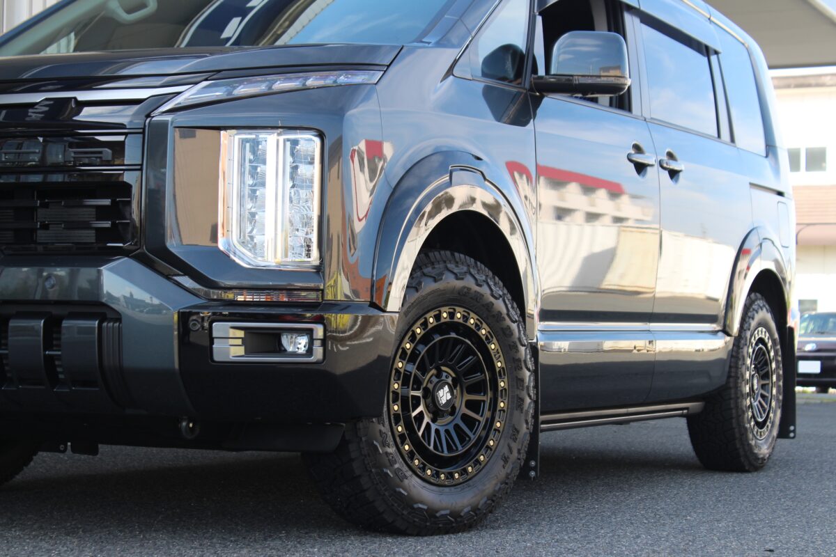 新型デリカD5にMLJ XTREME-J XJ08とダンロップ グラントレックR/T01を装着した画像