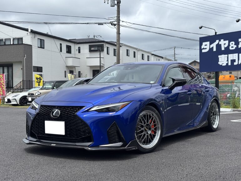 自然吸気V8の咆哮に相応しい王者の風格。LEXUS IS500にBBS LM