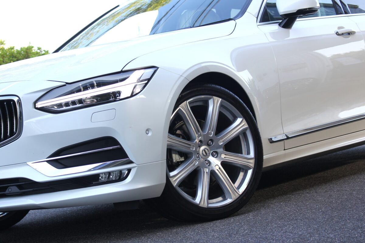 輸入車「ボルボ V90」のタイヤ交換 ダンロップのプレミアムコンフォートタイヤ「スポーツマックス ラックス」装着
