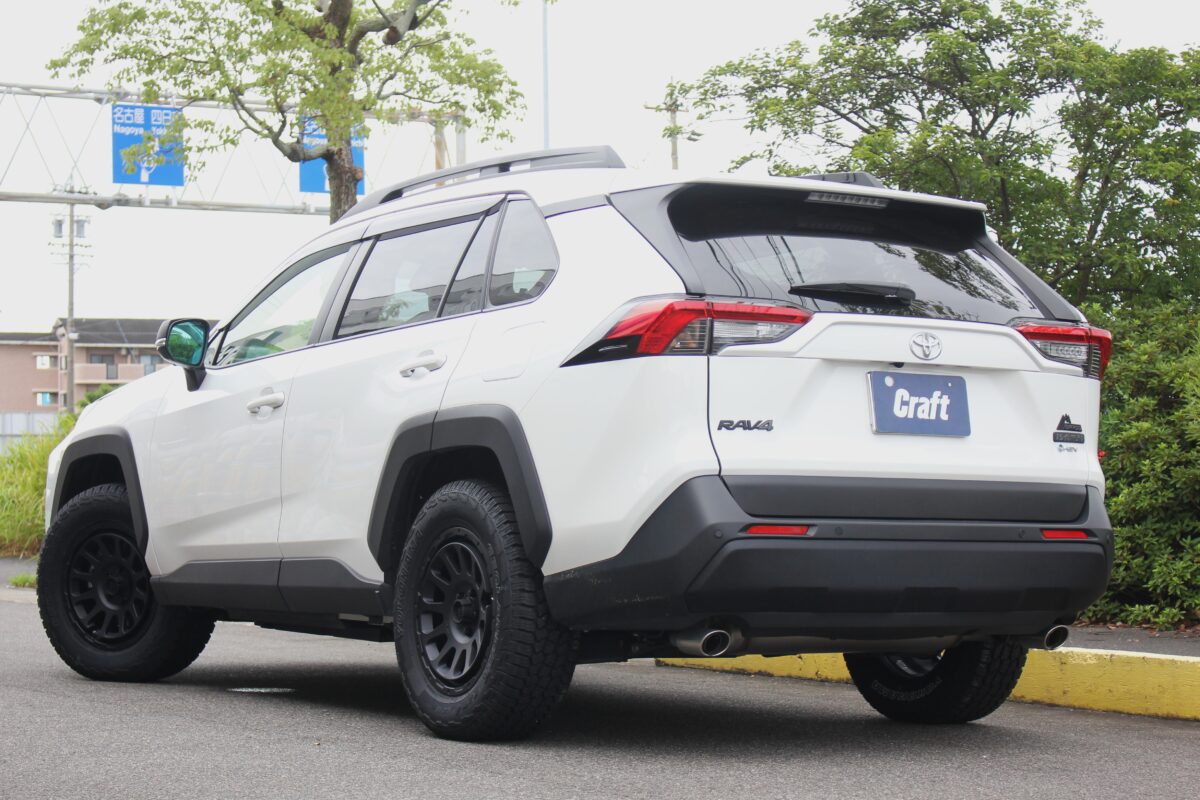 デルタフォース オーバルを装着したRAV4を後ろから見た画像