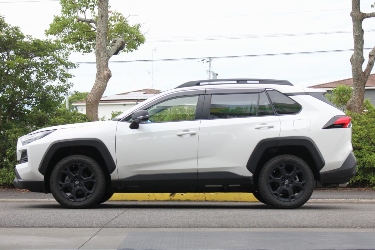 横から見た純正のRAV4