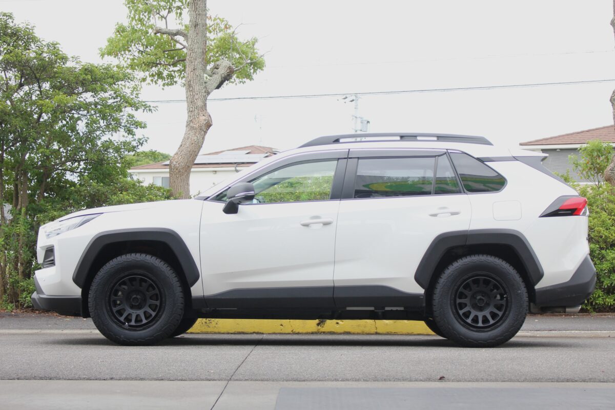 横から見たデルタフォース オーバルを装着したRAV4