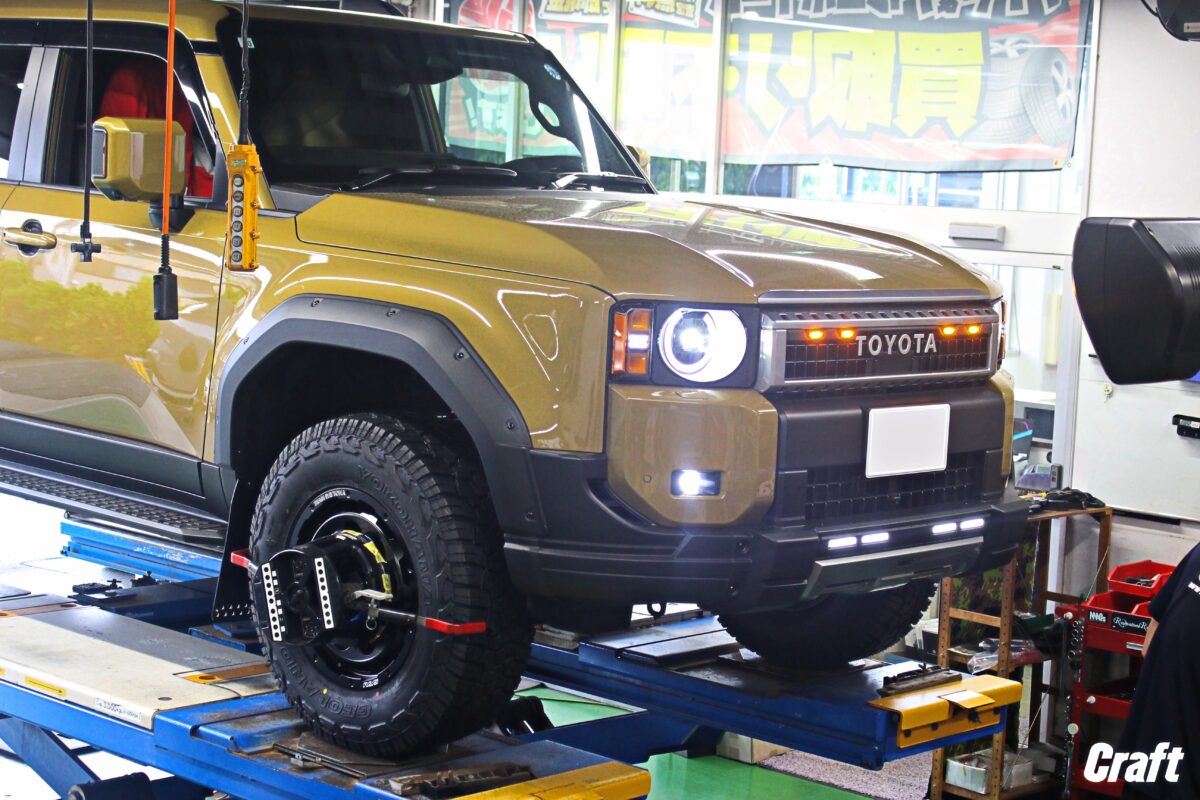 リフトアップ×275/70R18 アライメント調整施工中の画像