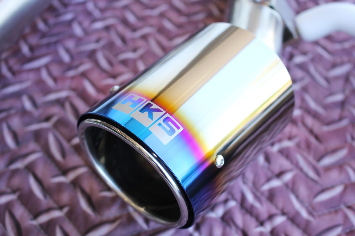 HKSのマフラー「Hi-power SPEC-L2」のチタンブルーテール